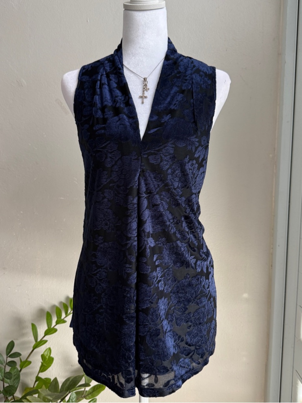 Spense Navy Blue Floral Lace V-Neck Sleeveless Camisole Top